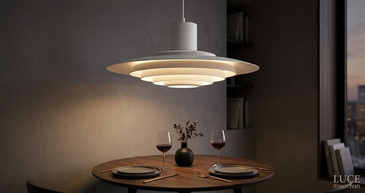 מנורת לד תלויה לבנה מעל שולחן אוכל