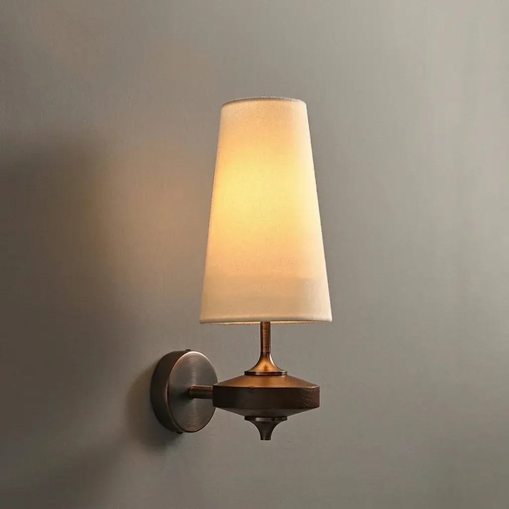 מנורת קיר כפרית מעץ בגוון שמנת