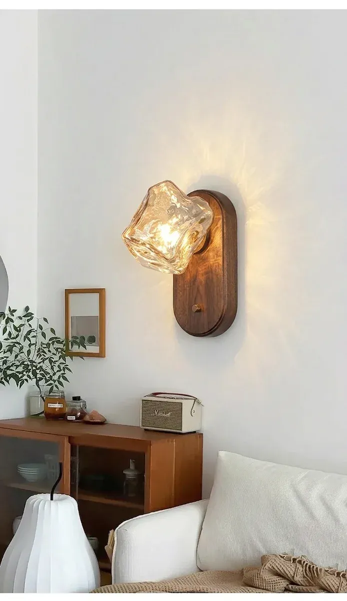 מנורת קיר מעץ אגוז וזכוכית ענבר