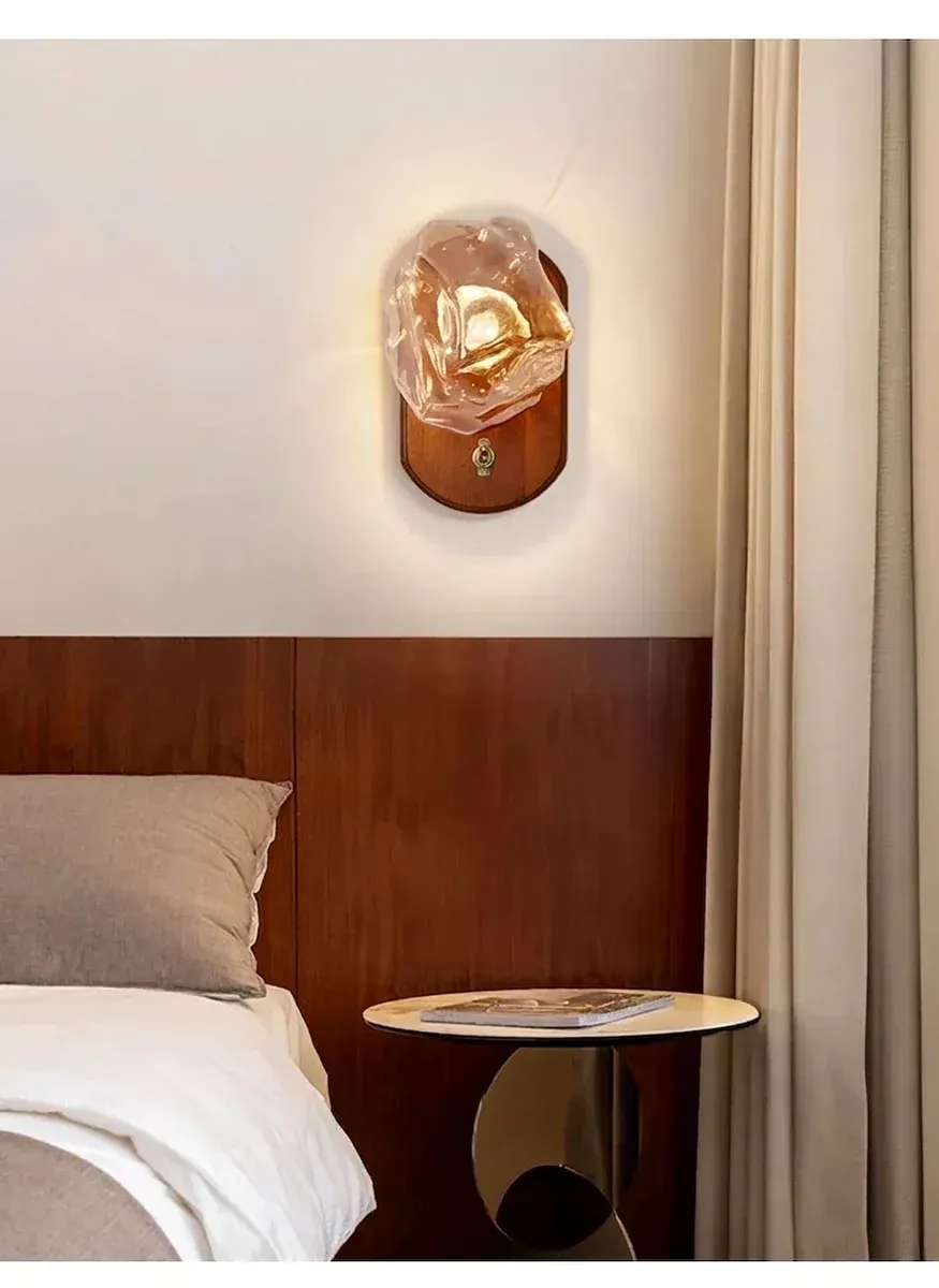 מנורת קיר מעץ אגוז וזכוכית ענבר