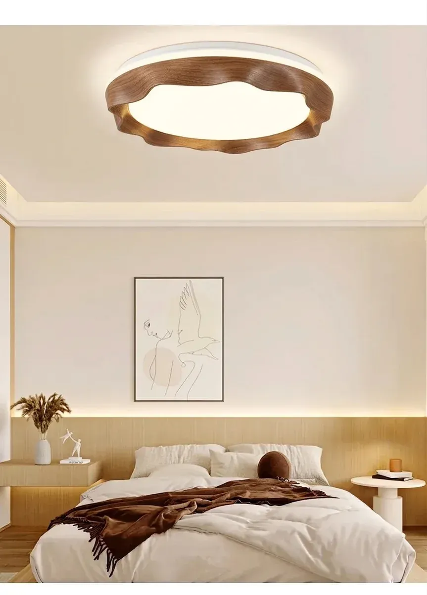 מנורת תקרה חומה בגימור עץ