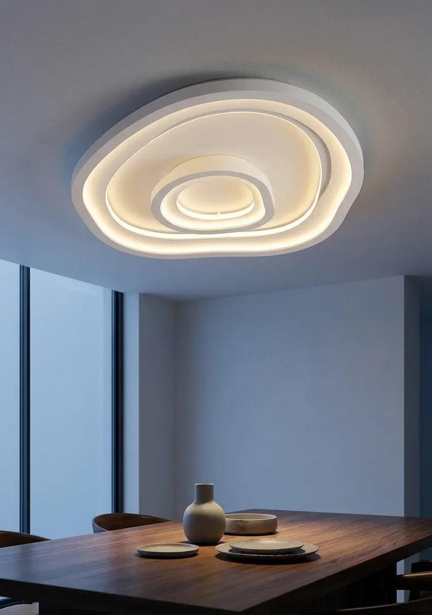 מנורת תקרה עגולה לד לבנה מעל שולחן אוכל