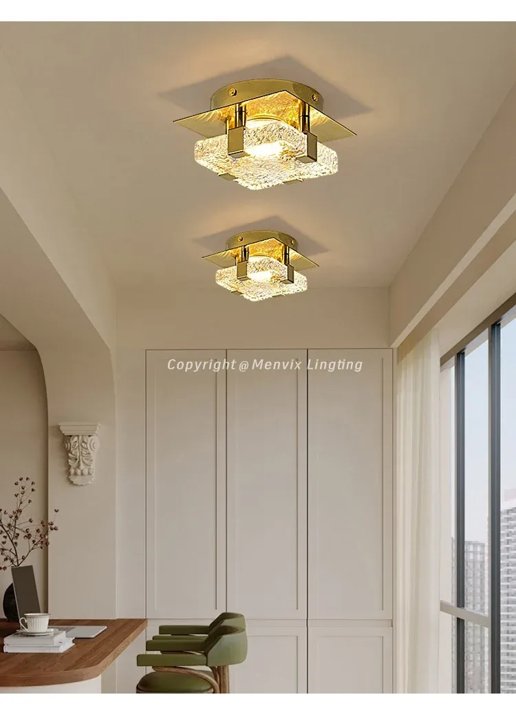 מנורת תקרה זכוכית וזהב בסגנון נורדי