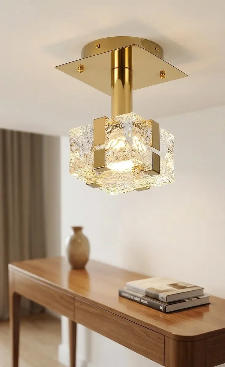 מנורת תקרה זכוכית וזהב בסגנון נורדי