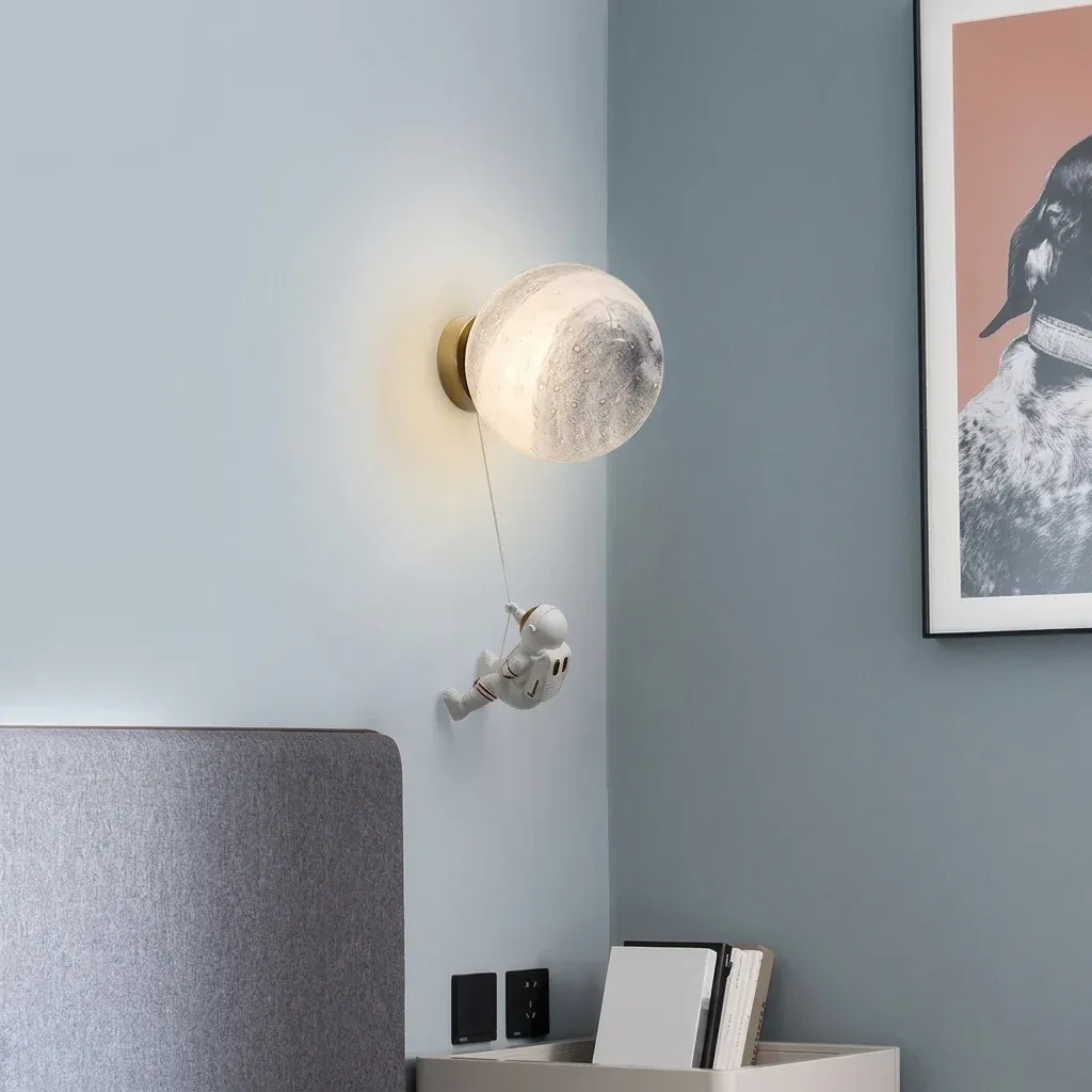 מנורת קיר אסטרונאוט עם ירח