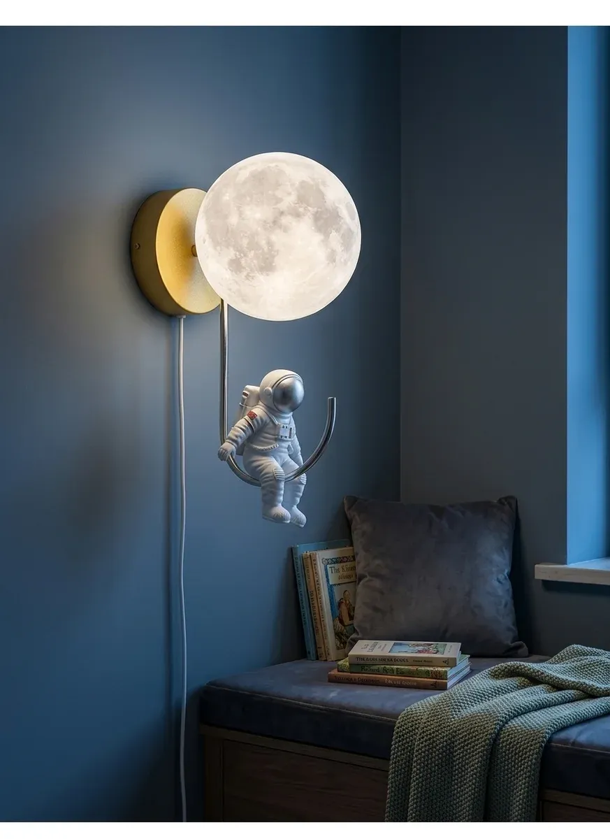 מנורת קיר אסטרונאוט עם ירח בחדר ילדים