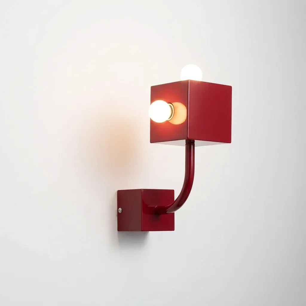 מנורת קיר רטרו אדומה בעיצוב קובייתי
