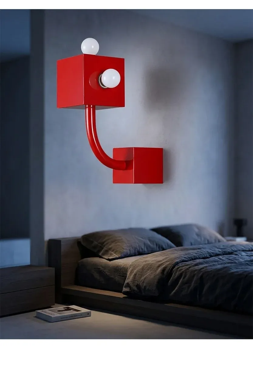 מנורת קיר רטרו אדומה לצד מיטה