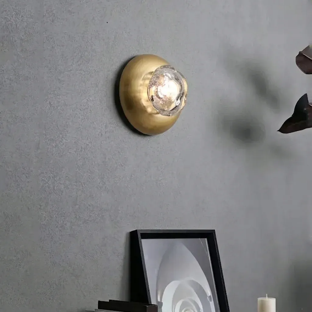 מנורת קיר זהובה עם זכוכית טקסטורלית