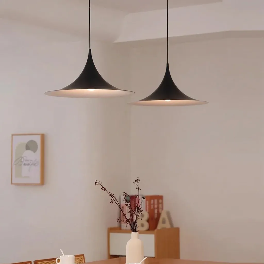 מנורת תלייה שחורה מט בצורת חרוט