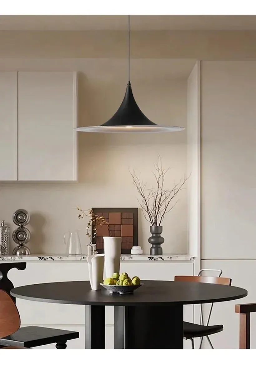 מנורה תלויה שחורה לבנה מתכתית נקייה