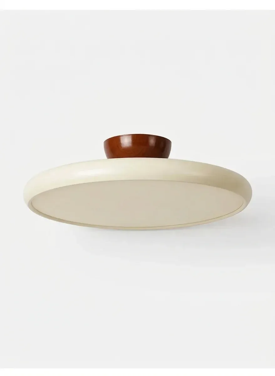 נברשת תקרה עגולה לבנה עם מרכז דמוי עץ