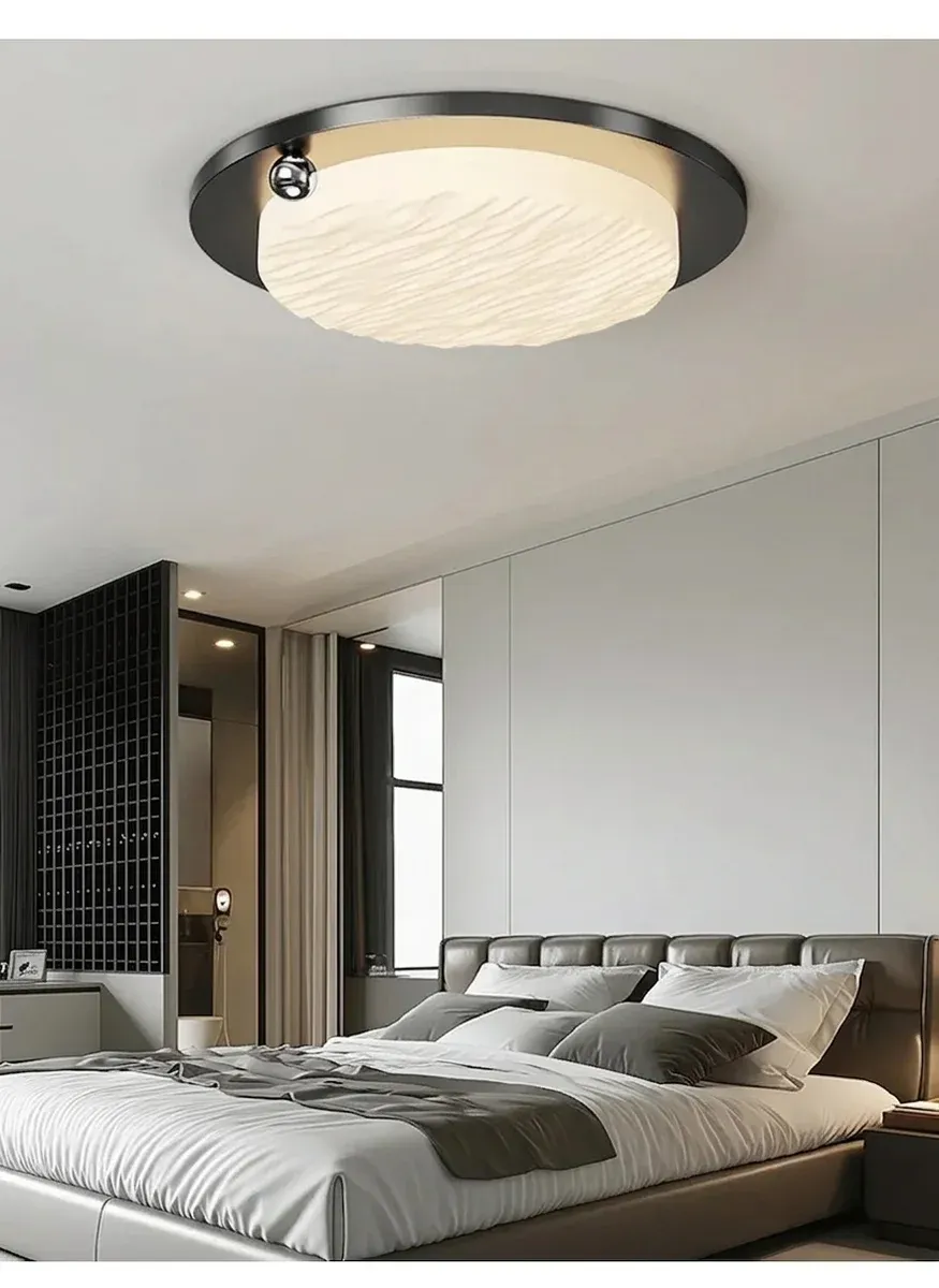 מנורת תקרה שחורה מודרנית עם מרכז בהיר