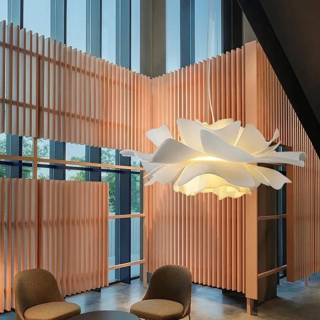 נברשת תלויה לבנה בצורת עלי כותרת