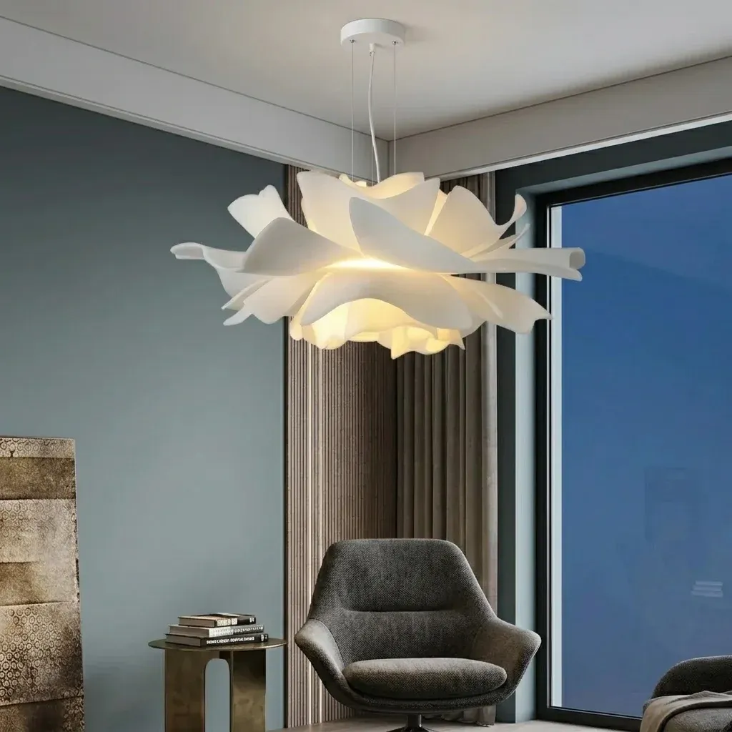 נברשת עלי כותרת לבנה בפינת קריאה יוקרתית