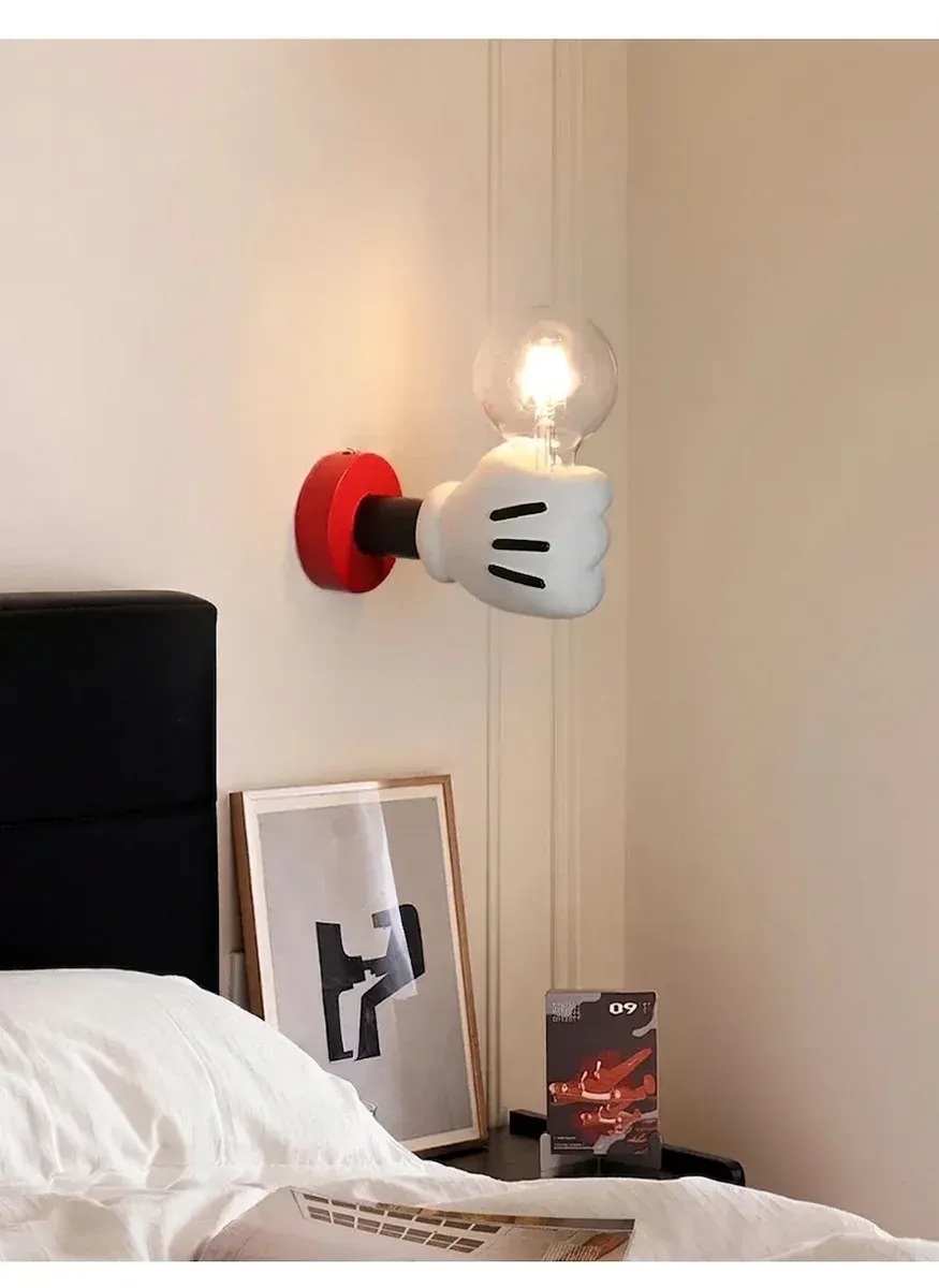 מנורת קיר נורדית עם יד וכדור