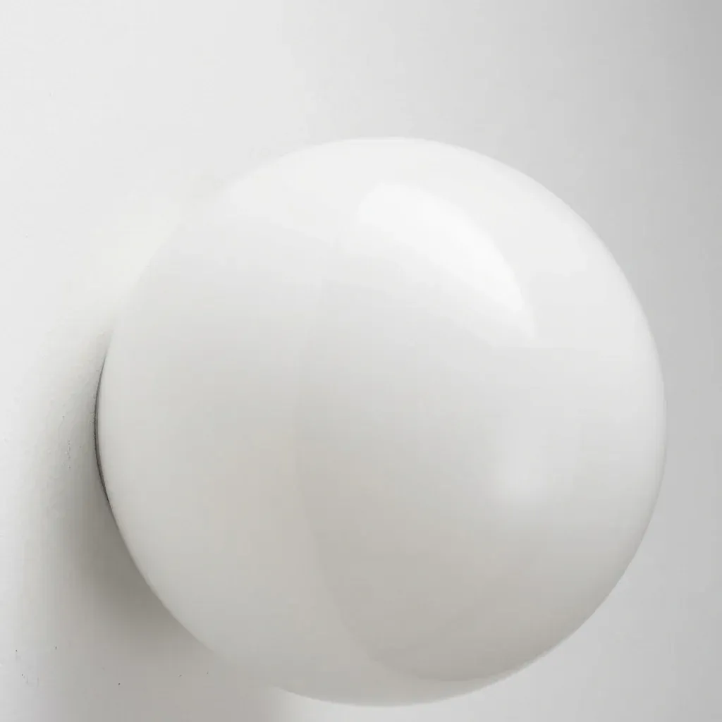 מנורת קיר זכוכית חלבית עגולה נקייה