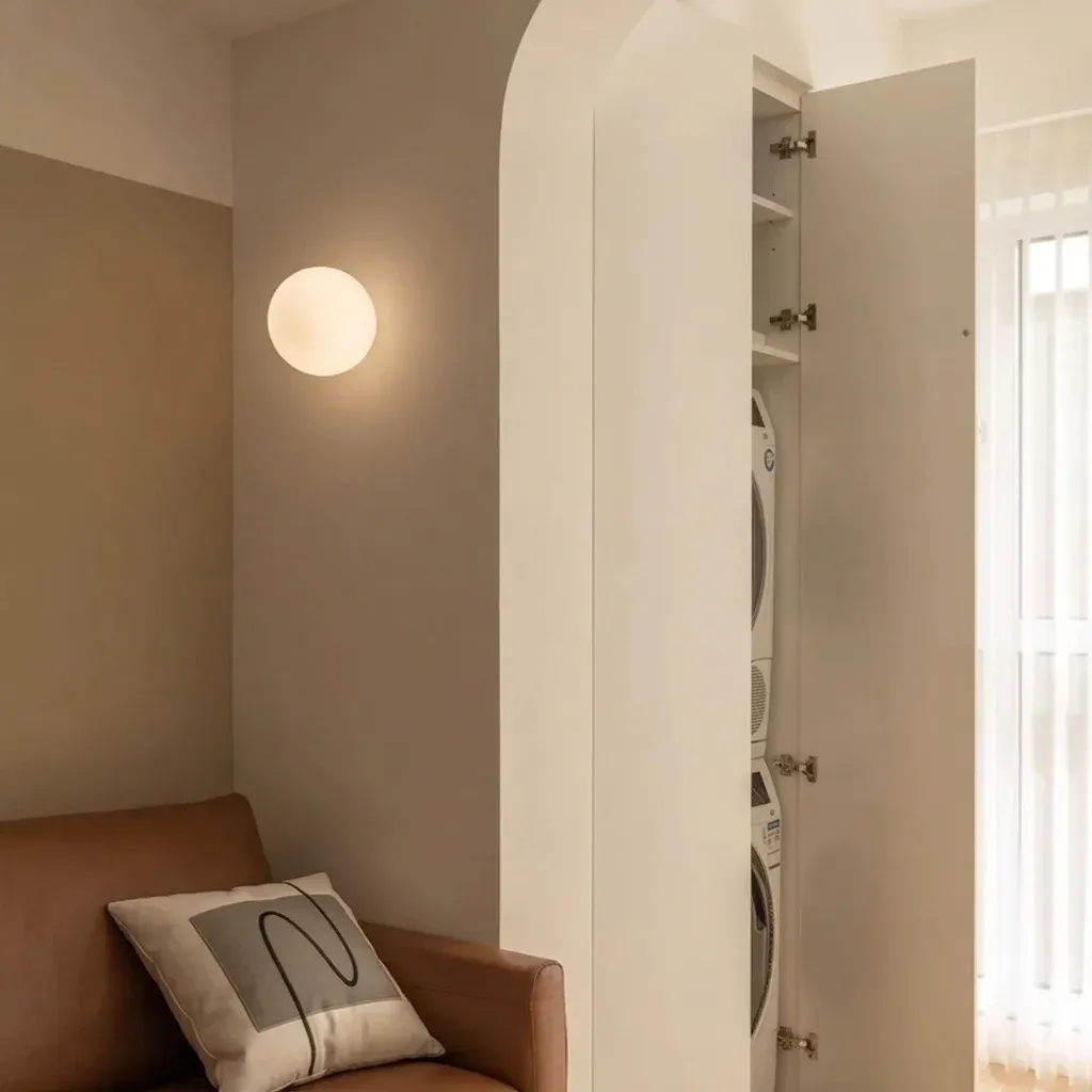 מנורת קיר זכוכית חלבית עגולה לבנה