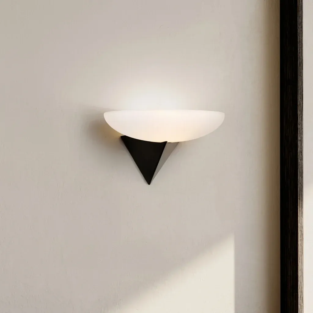 מנורת קיר זכוכית חלבית שחורה