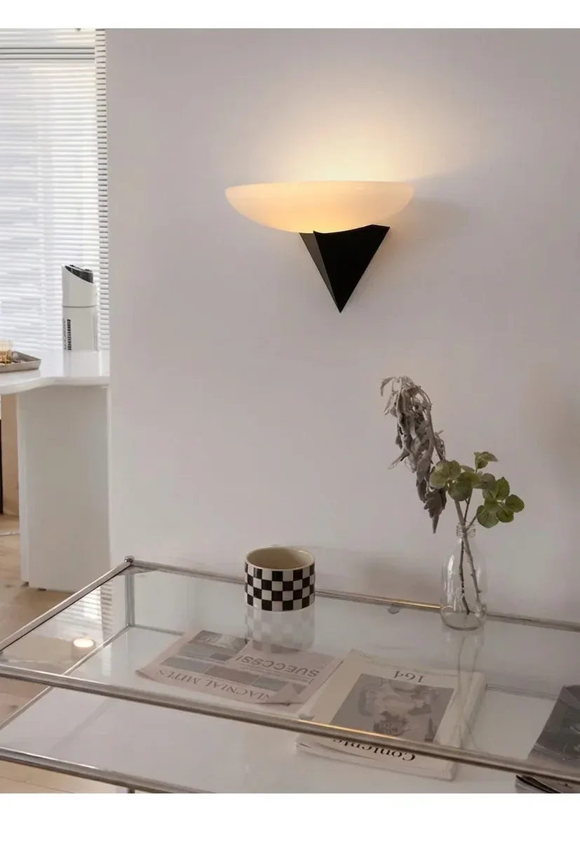 מנורת קיר שחורה עם זכוכית חלבית