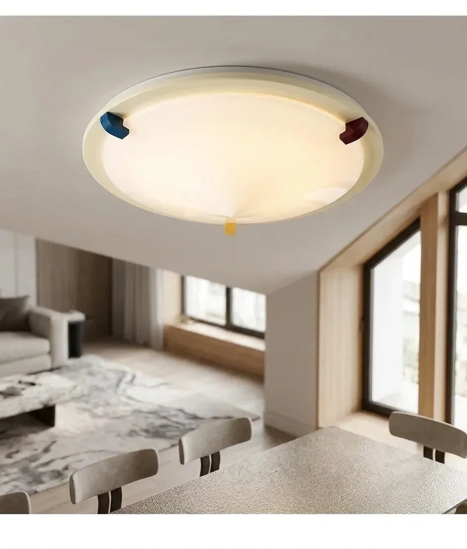 מנורת תקרה לבנה מינימליסטית בחלל ביתי