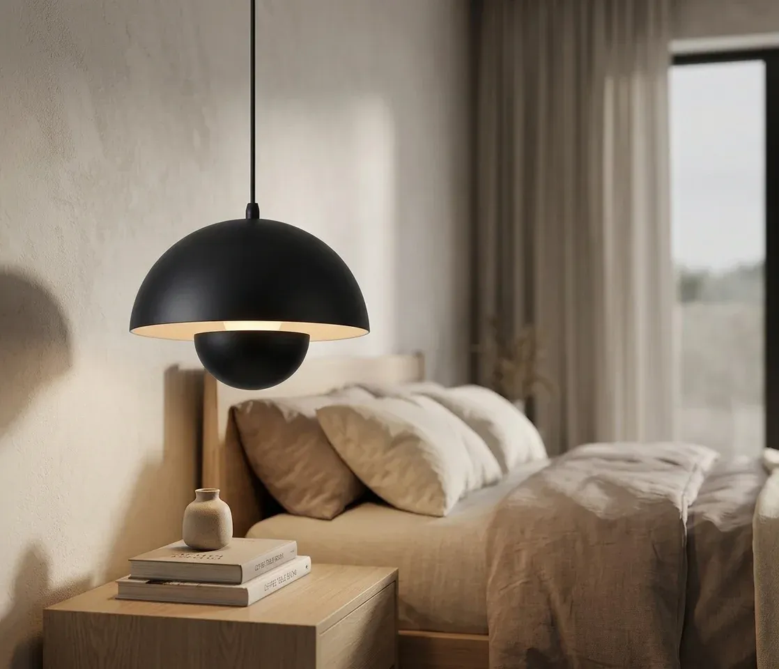 מנורה תלויה פרח שחורה מעל שידת לילה