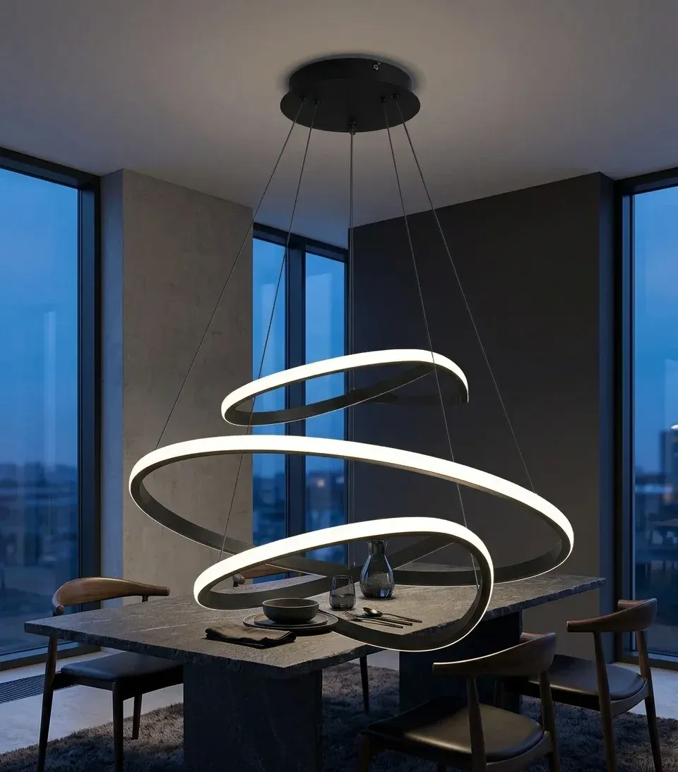 נברשת טבעות לד שחורה מעל שולחן אוכל