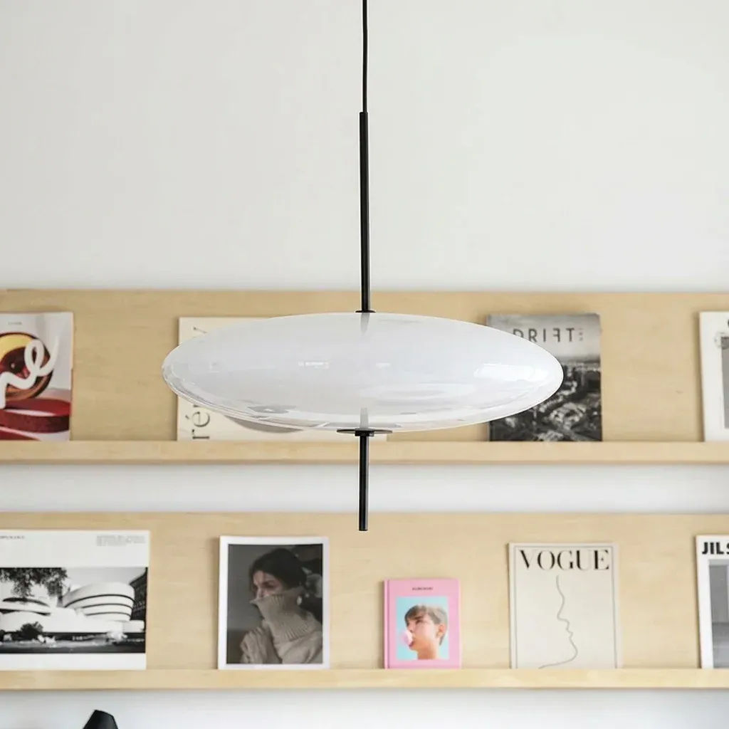 מנורת תלייה לבנה שחור בצורת עב״ם