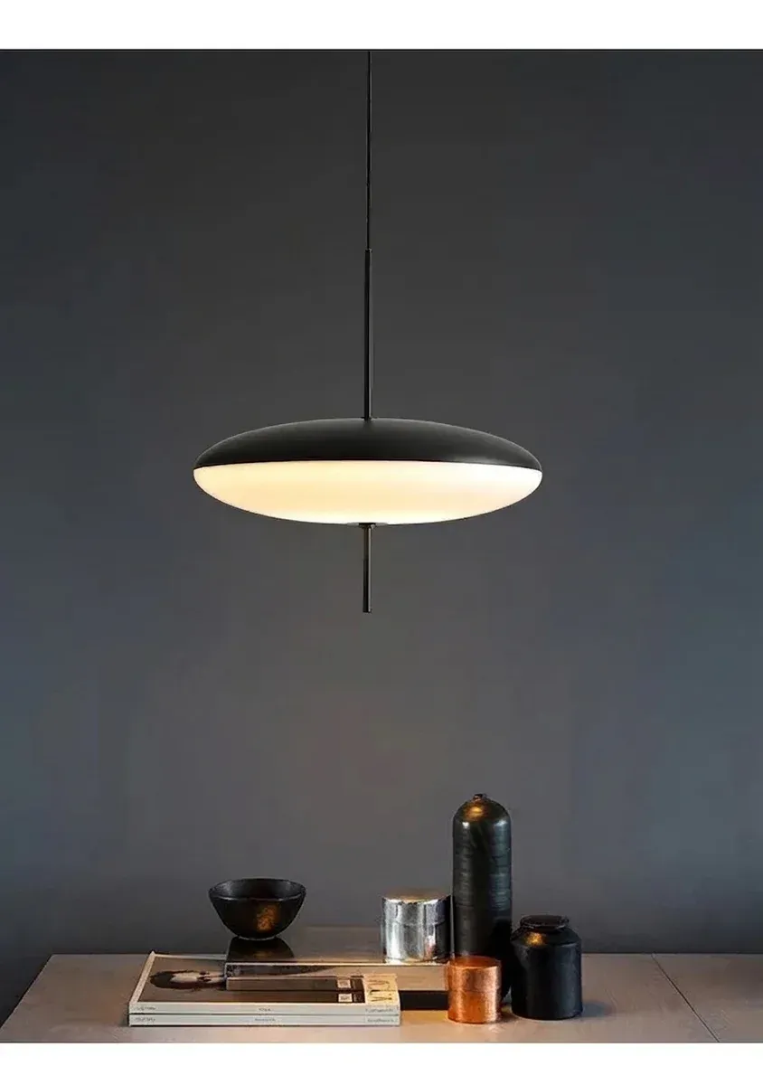 מנורה תלויה שחור לבן בצורת צלחת