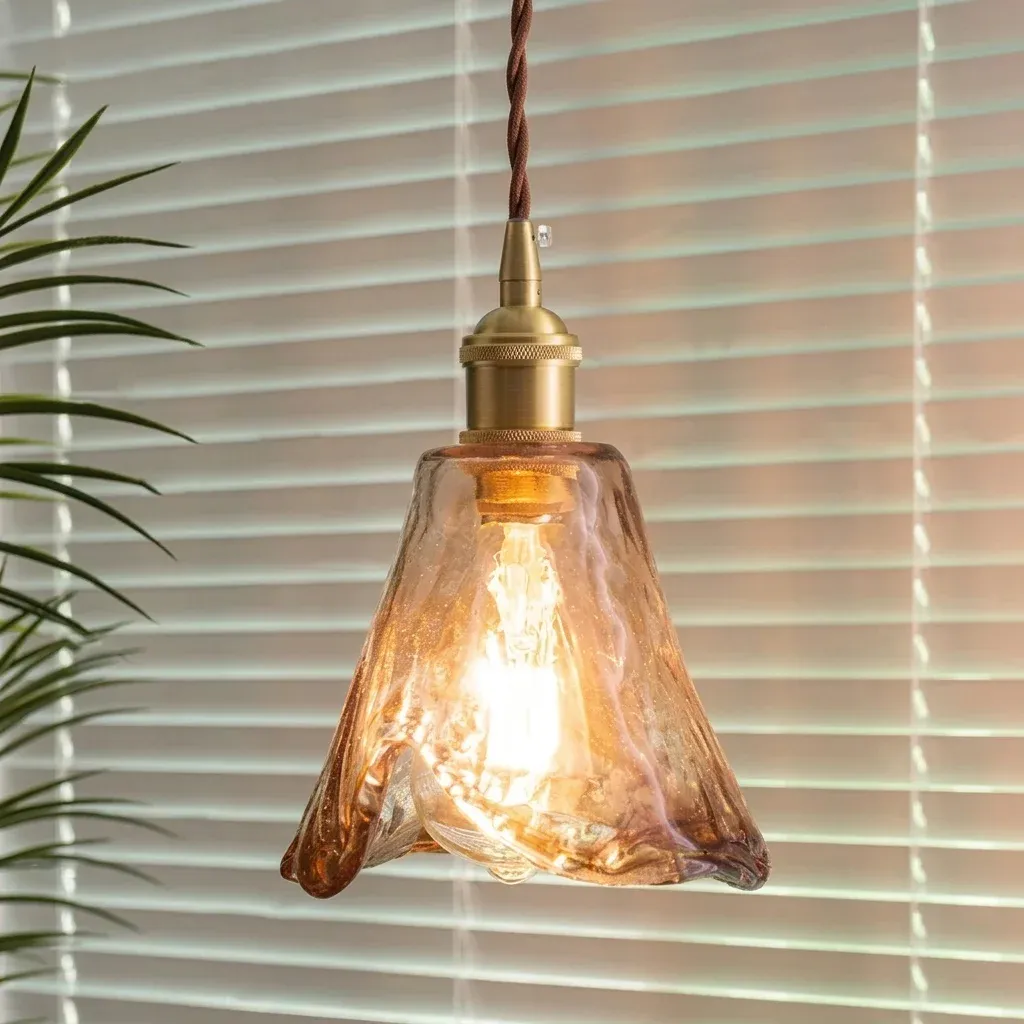 מנורת תלייה פליז וזכוכית ענבר