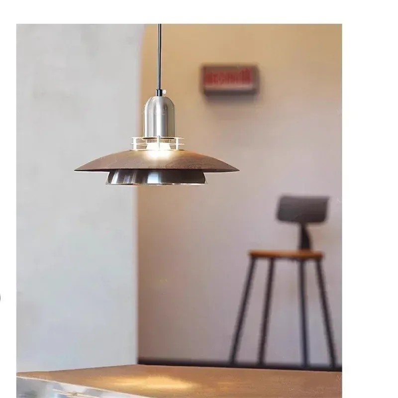 מנורה תלויה אלומיניום נורדית בקו נקי לפינת האוכל