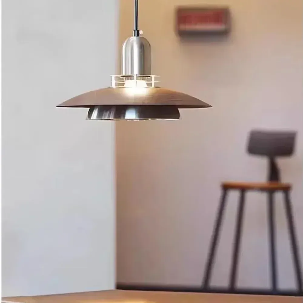 מנורה תלויה אלומיניום נורדית בקו נקי לפינת האוכל