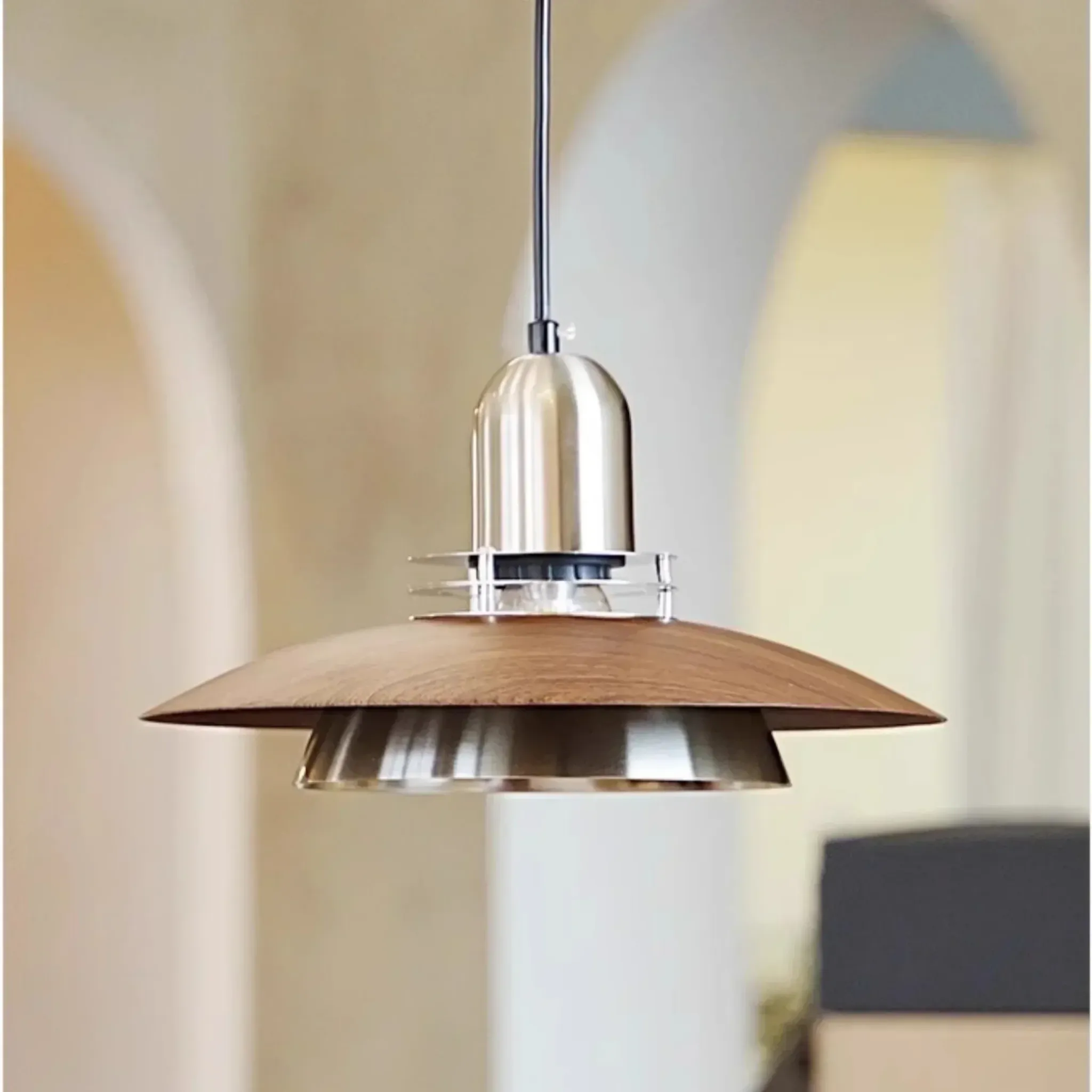 מנורה תלויה אלומיניום נורדית בקו נקי לפינת האוכל