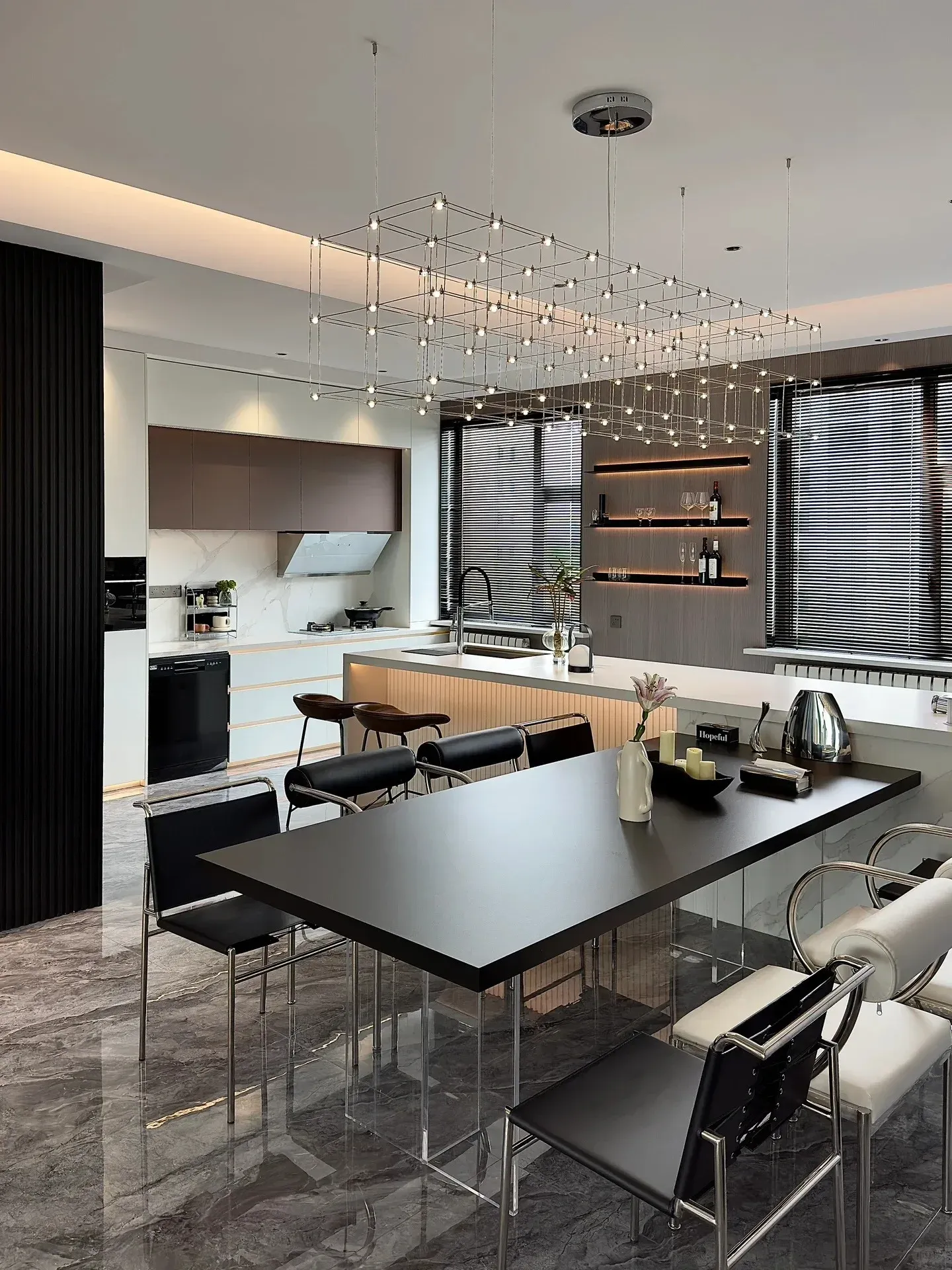 נברשת קריסטל ונירוסטה מודרנית לסלון ולפינת אוכל