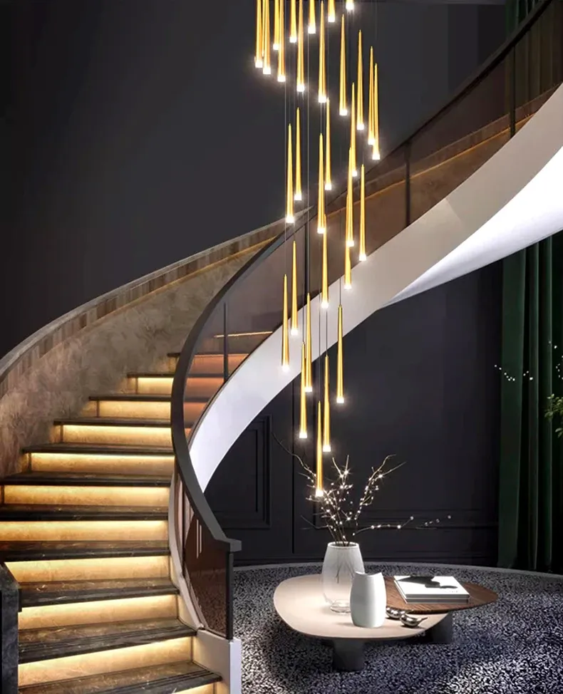 נברשת מדרגות תלויה בקווים נורדיים