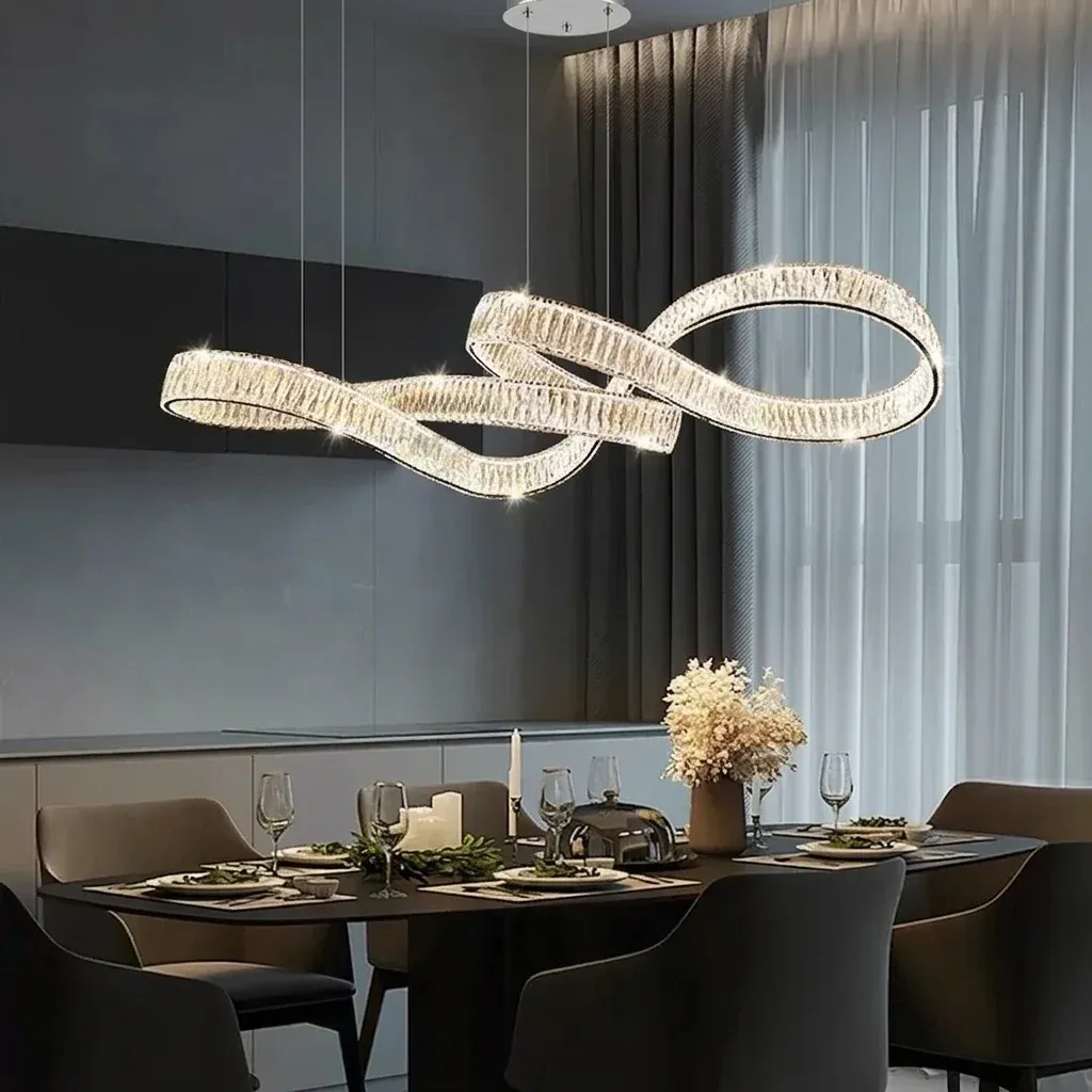 נברשת קריסטל ליניארית כסופה בעיצוב גלי