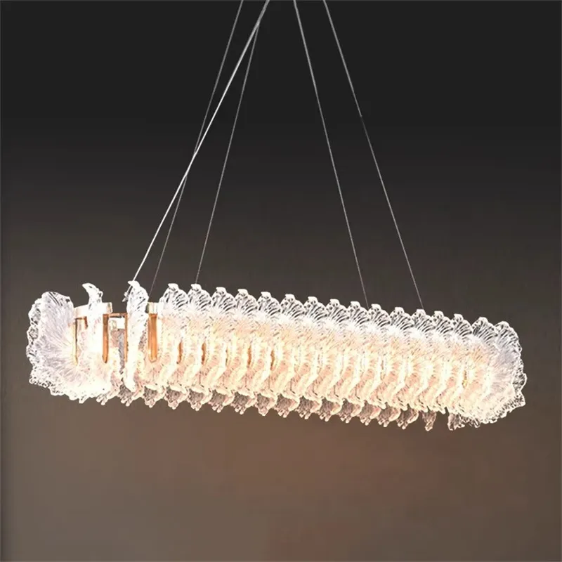 נברשת קריסטל מוזהבת עם שלט ועמעום