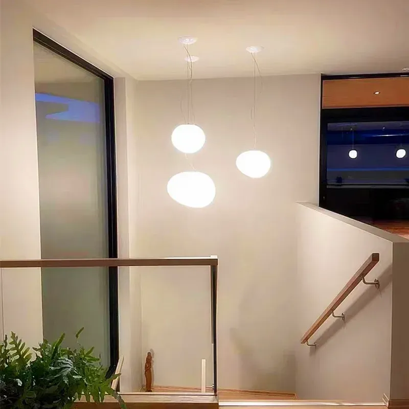 נברשת תלייה אקרילית לבנה בצורת חלוקי נחל