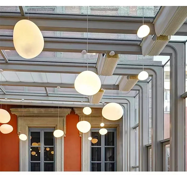 נברשת תלייה אקרילית לבנה בצורת חלוקי נחל