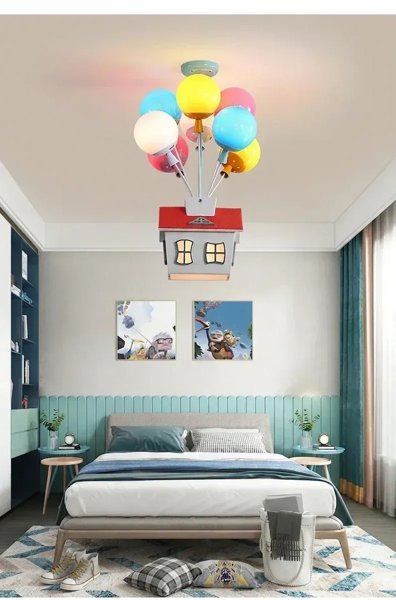 נברשת חלל צבעונית בצורת בית ובלונים