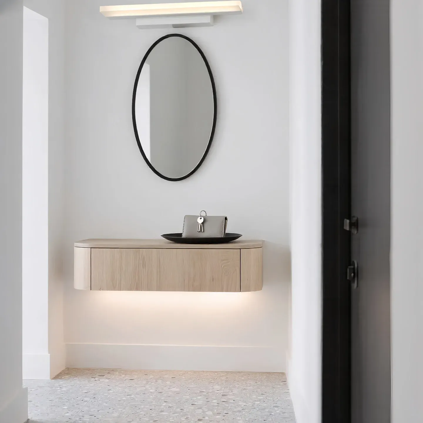 מנורת קיר מינימליסטית עם מראה לאמבטיה