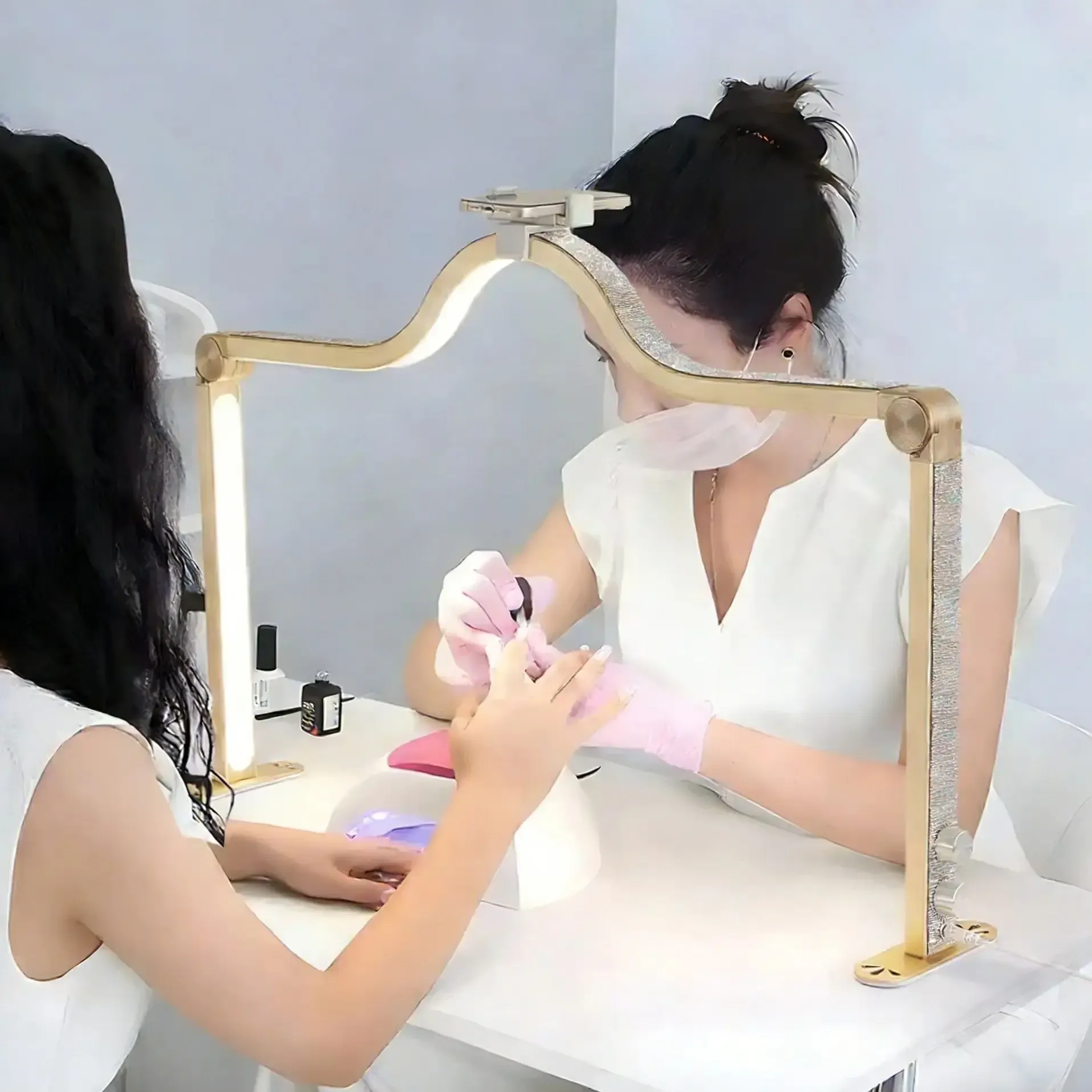 מנורת חצי ירח מתקפלת לאיפור ולסטודיו