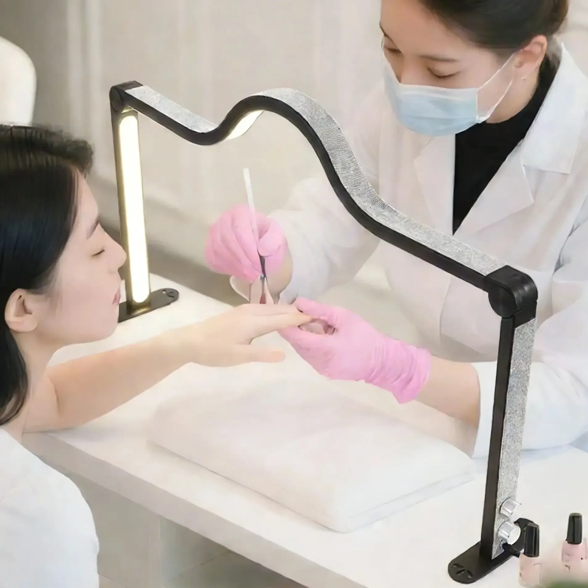 מנורת חצי ירח מתקפלת לאיפור ולסטודיו