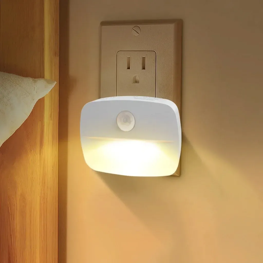 מנורת חיישן תנועה לשקע לבנה נקייה