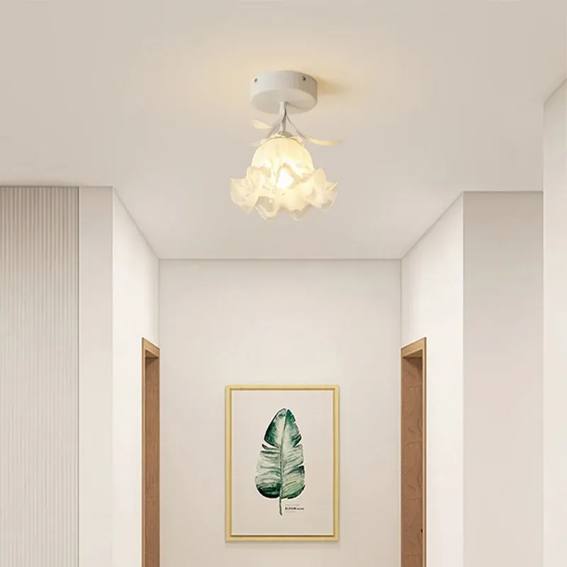 מנורת תקרה פרחונית עדינה לכניסה ולמסדרון