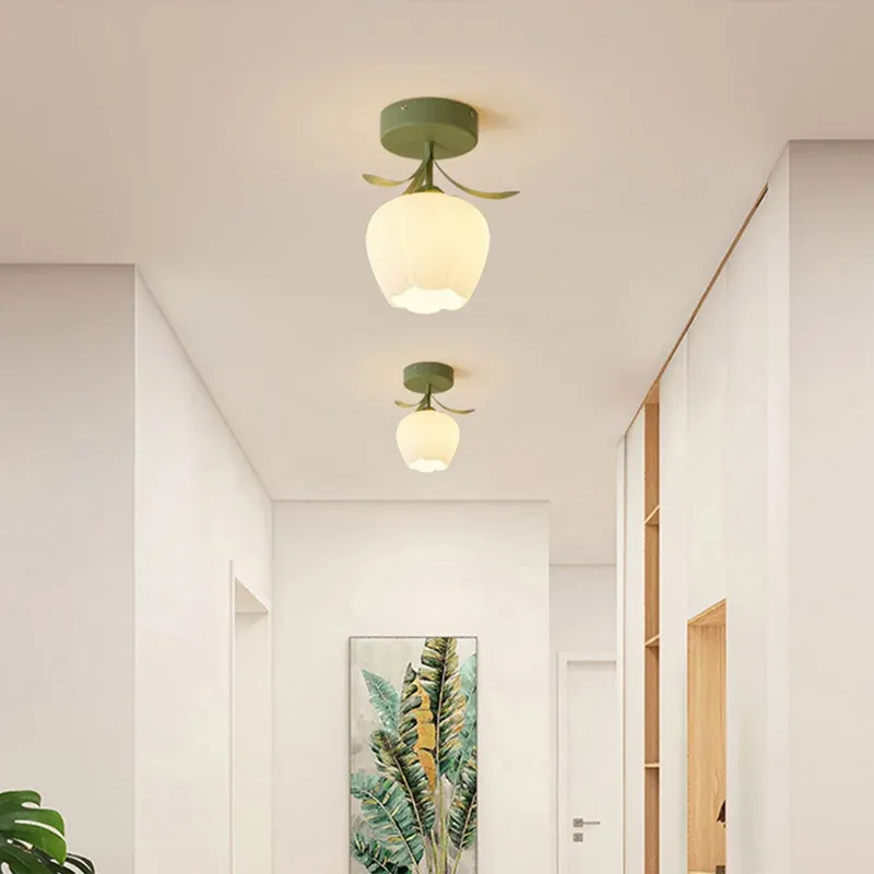 מנורת תקרה פרחונית עדינה לכניסה ולמסדרון