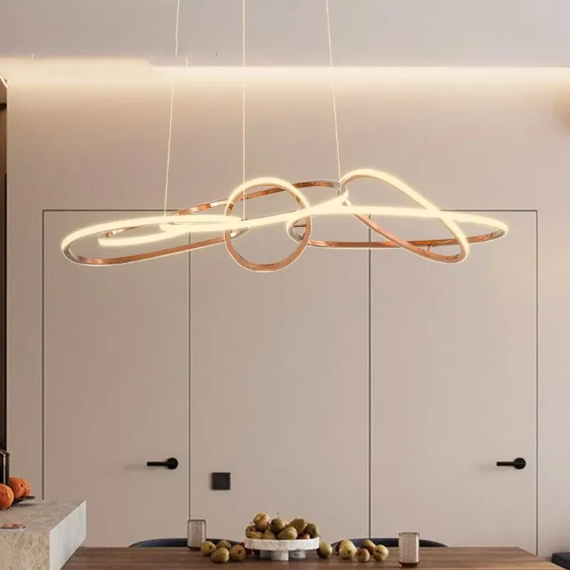 נברשת תלויה מודרנית עם עמעום ושלט