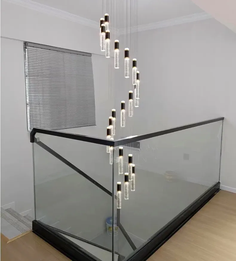 נברשת קריסטל מדורגת למדרגות ולסלון