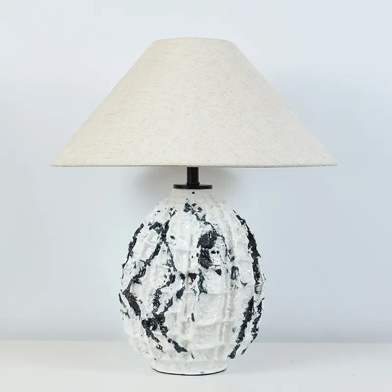 מנורת שולחן קרמית דקורטיבית לחדר שינה