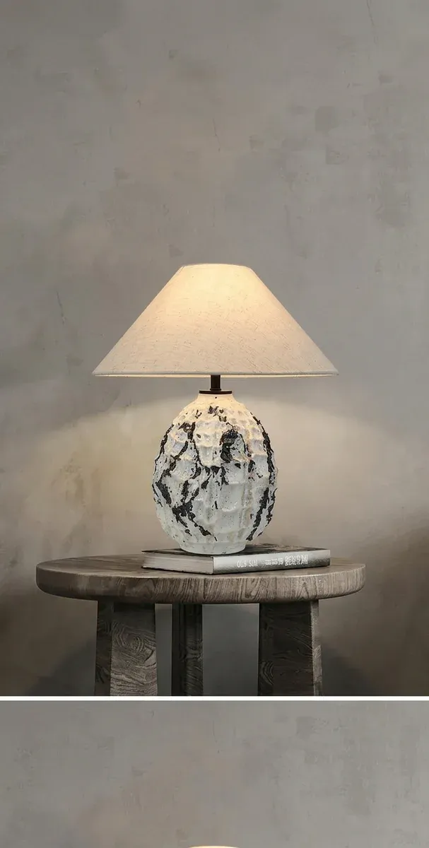 מנורת שולחן קרמית דקורטיבית בגוון בז׳